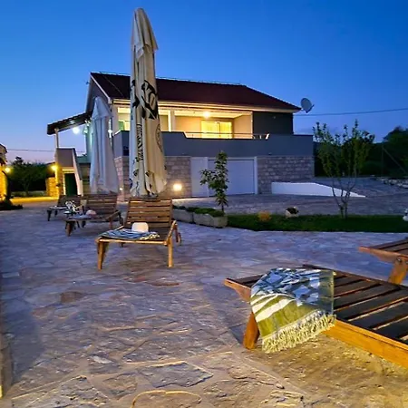 Ana With A Private Pool On A 3000m2 Villa Cvrljevo