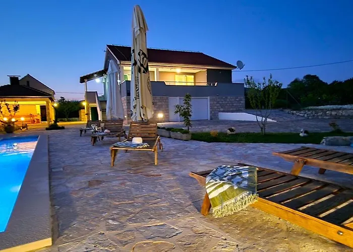 Ana With A Private Pool On A 3000m2 Villa Cvrljevo